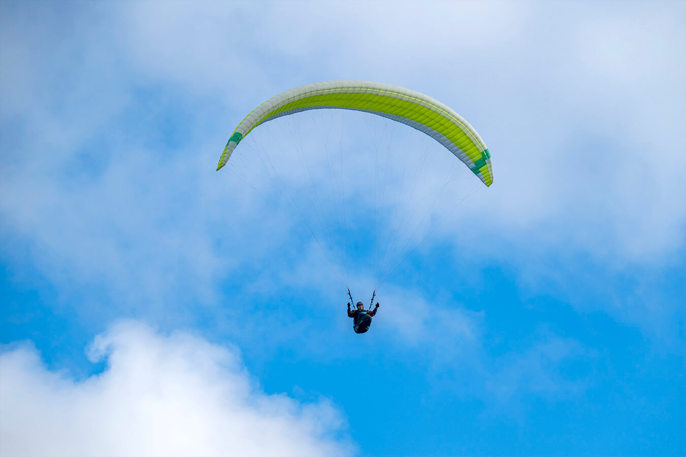 Nieves volando en parapente biplaza