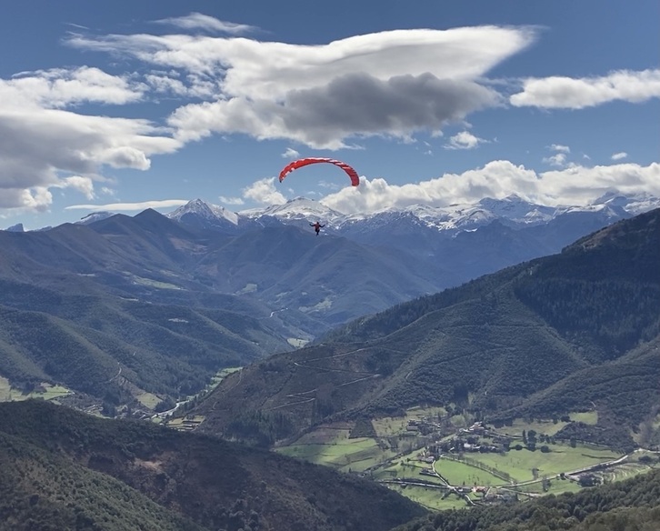 Clases prácticas de parapente en Asturias