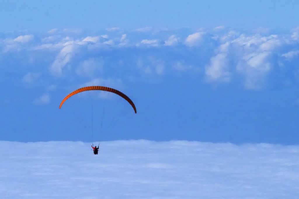Vuelo esencial en parapente sobre la costa asturiana